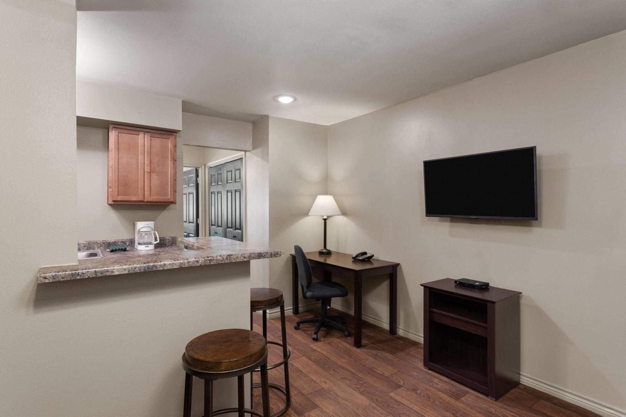 Eagle'S Den Suites Big Spring A Travelodge By Wyndham Exterior photo